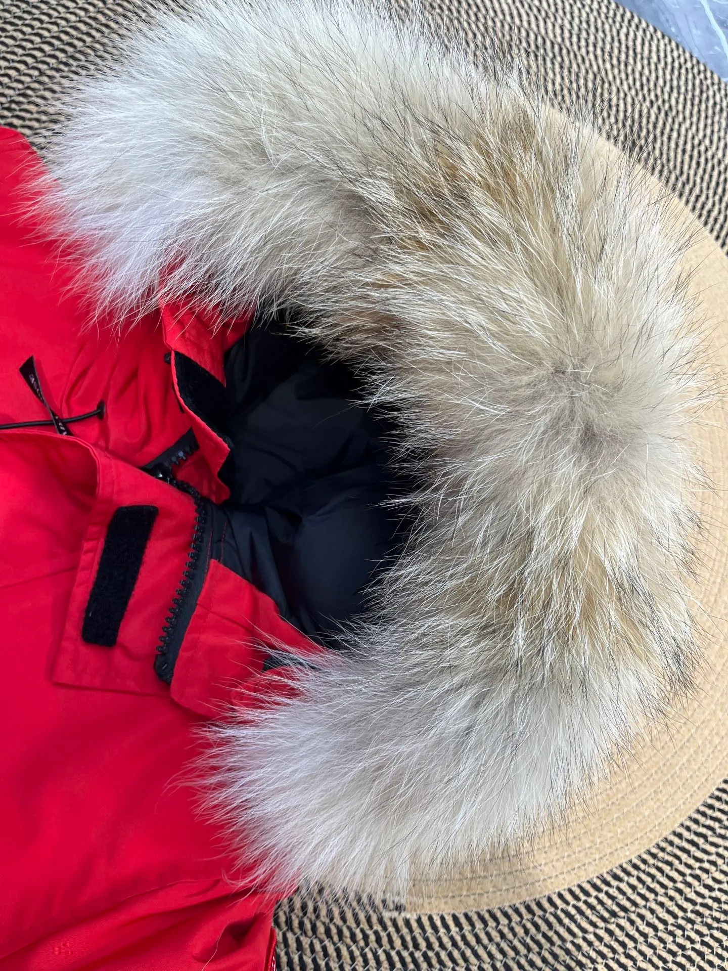 P840 𝘾𝘼𝙉𝘼𝘿𝘼 𝙂𝙊𝙊𝙎𝙀Big Goose 13# The design of Big Goose 13 is simple and elegant, a little longer than the 08 model, more suitable for men and suitable for business people. This down jacket is popular for its simple design, which is not only practical but also has a certain sense of fashion. In terms of applicability, the Daye 13 model provides good thermal insulation performance. Its thermal insulation coefficient is level 5, which can provide enough warmth and is suitable for wearing in cold environments. In addition, the Daye 13 model also has a high cost performance. Compared with other models, it provides a better balance between price and performance, making it more competitive in the market.  size：xs-xxl